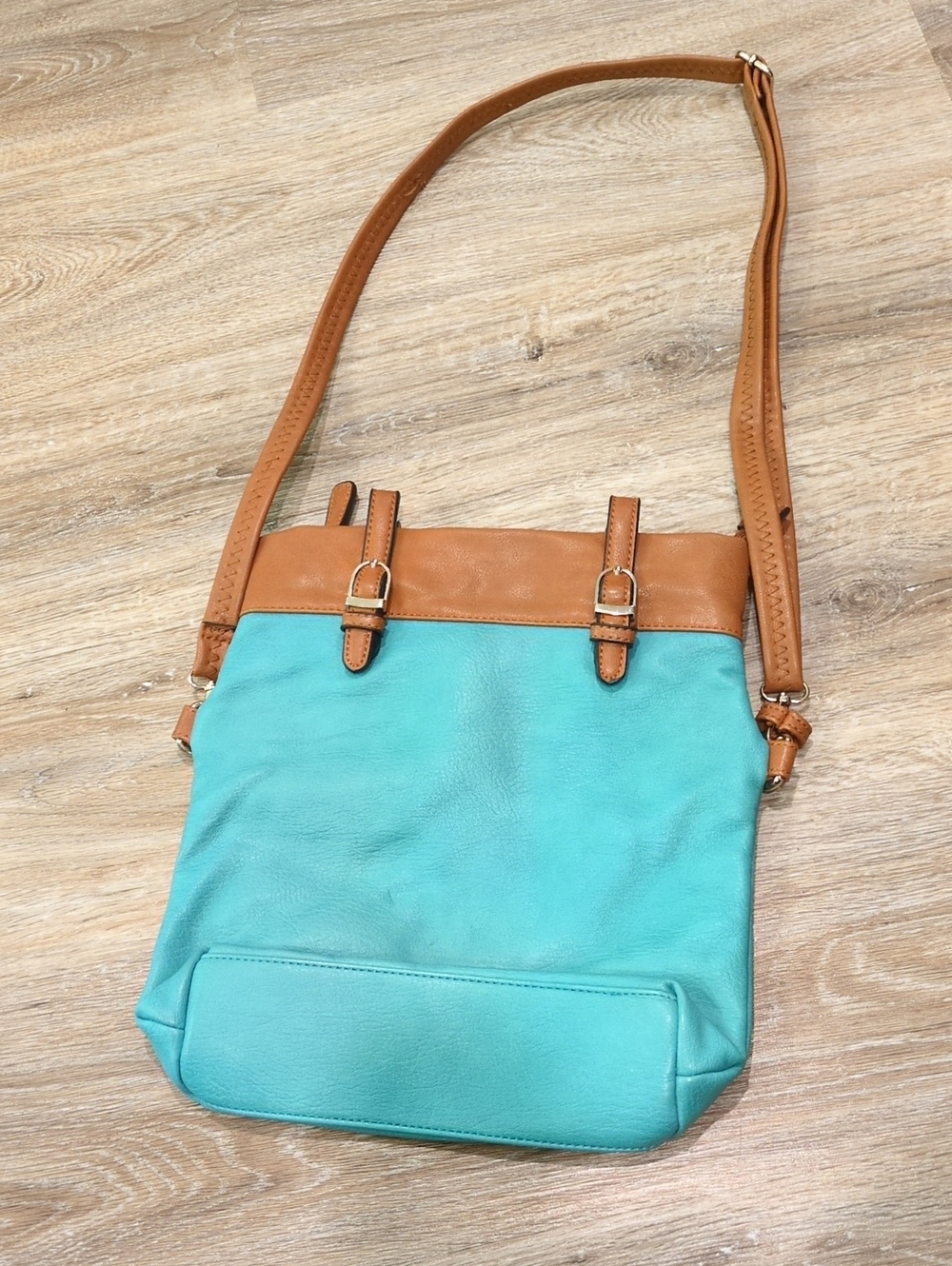 💙👜 Miss Unique Turquoise and Tan Two-Tone Crossbody Bag 💙👜